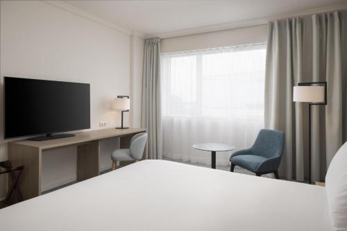 Habitación Executive con cama extragrande del hotel Hilton Paris Charles de Gaulle Airport. Foto 1