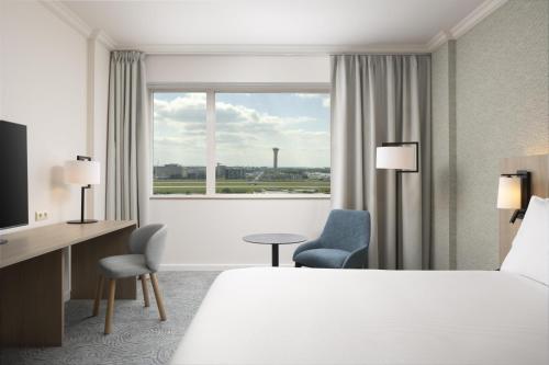 Habitación Executive con cama extragrande del hotel Hilton Paris Charles de Gaulle Airport. Foto 2