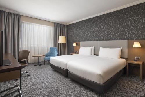 Habitación Doble - 2 camas del hotel Hilton Paris Charles de Gaulle Airport