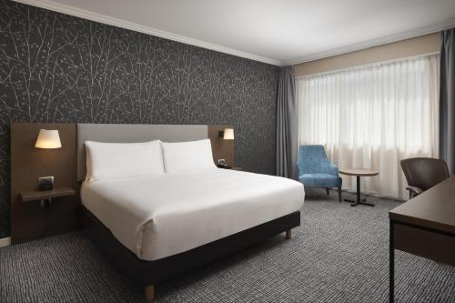 Habitación con cama extragrande del hotel Hilton Paris Charles de Gaulle Airport