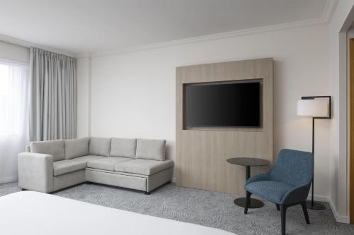 Habitación Familiar Executive con cama extragrande del hotel Hilton Paris Charles de Gaulle Airport