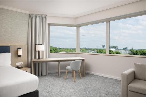 Habitación Familiar Executive con cama extragrande del hotel Hilton Paris Charles de Gaulle Airport. Foto 1