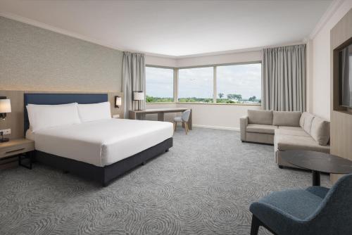 Habitación Familiar Executive con cama extragrande del hotel Hilton Paris Charles de Gaulle Airport. Foto 2