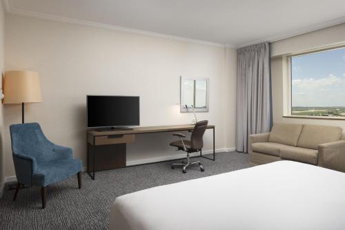 Habitación Familiar Deluxe con cama extragrande del hotel Hilton Paris Charles de Gaulle Airport