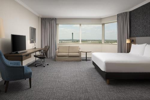 Habitación Familiar Deluxe con cama extragrande del hotel Hilton Paris Charles de Gaulle Airport. Foto 1