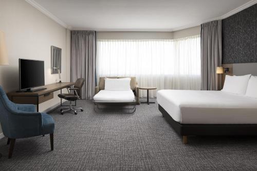 Habitación Familiar Deluxe con cama extragrande del hotel Hilton Paris Charles de Gaulle Airport. Foto 2