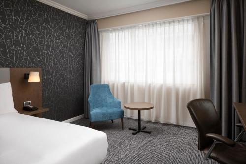 Habitación adaptada para personas de movilidad reducida con 1 cama extragrande del hotel Hilton Paris Charles de Gaulle Airport. Foto 1