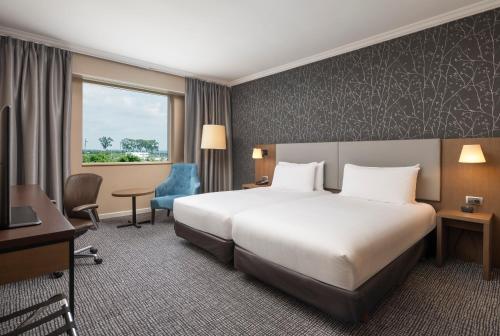 Habitación Doble - 2 camas del hotel Hilton Paris Charles de Gaulle Airport. Foto 3