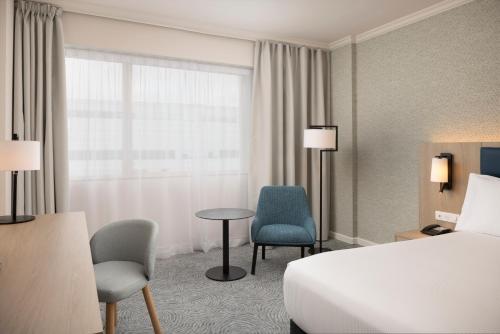 Habitación Executive con cama extragrande del hotel Hilton Paris Charles de Gaulle Airport. Foto 6