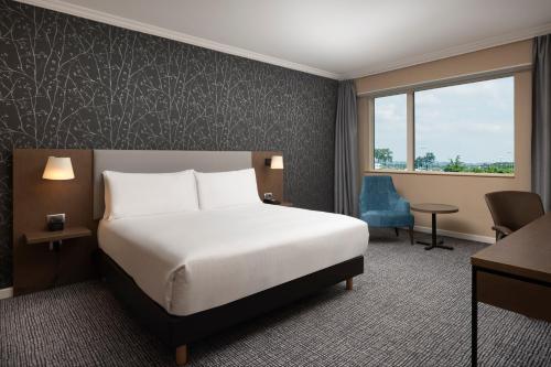 Habitación con cama extragrande del hotel Hilton Paris Charles de Gaulle Airport. Foto 6