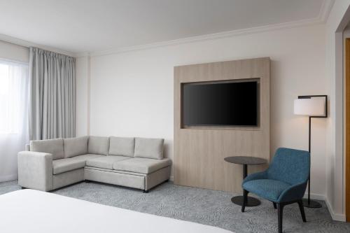 Habitación Familiar Executive con cama extragrande del hotel Hilton Paris Charles de Gaulle Airport. Foto 8