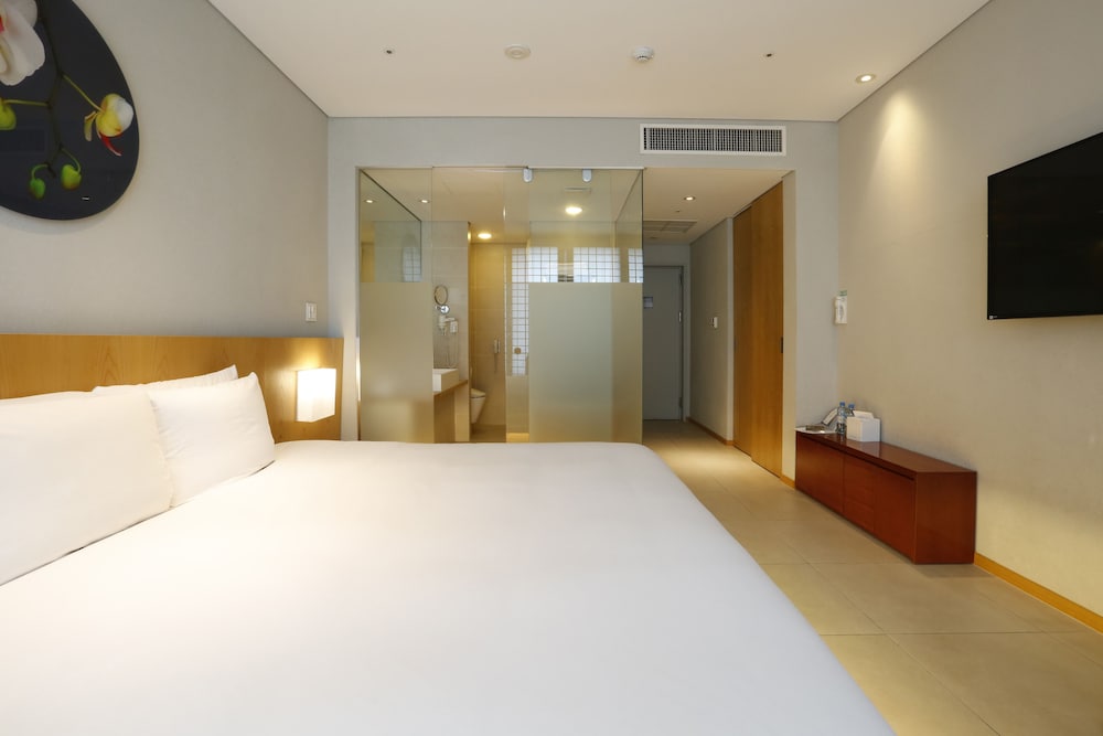 Habitación de Lujo, 1 cama king size del hotel Grand Mercure Ambassador Changwon. Foto 3