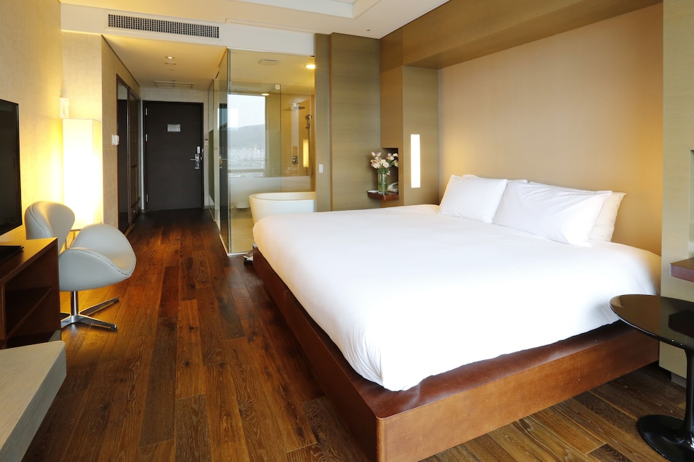 HABITACIÓN EJECUTIVA, 1 Cama King Size del hotel Grand Mercure Ambassador Changwon. Foto 3