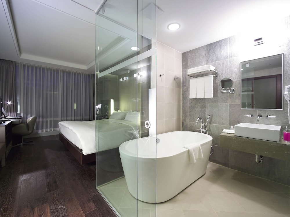 HABITACIÓN EJECUTIVA, 1 Cama King Size del hotel Grand Mercure Ambassador Changwon. Foto 4
