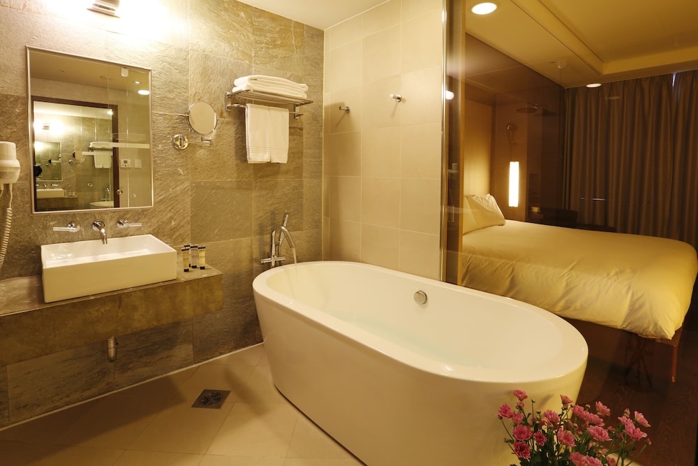 HABITACIÓN EJECUTIVA, 1 Cama King Size del hotel Grand Mercure Ambassador Changwon. Foto 6