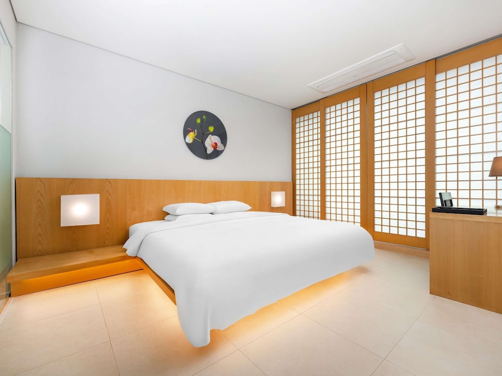 Habitación de Lujo, 1 cama king size del hotel Grand Mercure Ambassador Changwon. Foto 6