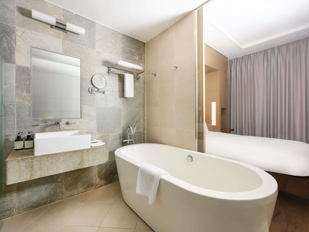 HABITACIÓN EJECUTIVA, 1 Cama King Size del hotel Grand Mercure Ambassador Changwon. Foto 8