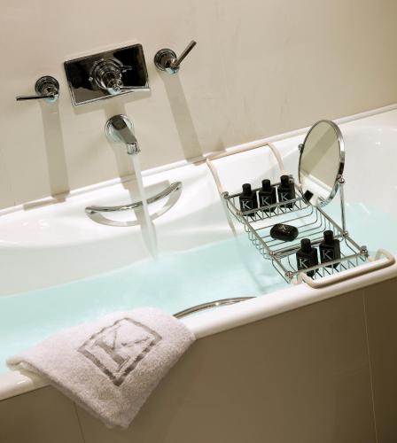 Habitación Doble Estándar con baño - Cama grande del hotel Keppler. Foto 1