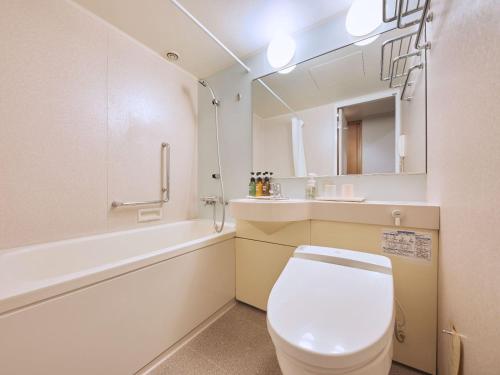 Habitación Doble Grande con 2 camas y cama supletoria - Planta estándar del edificio principal - No Fumadores del hotel Miyako Kyoto Hachijo. Foto 3