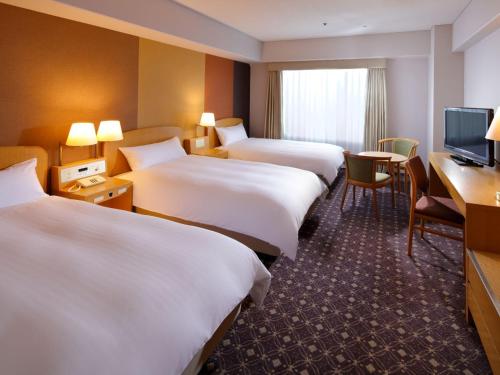 Habitación Triple - Edificio principal planta estándar - No fumadores del hotel Miyako Kyoto Hachijo. Foto 4