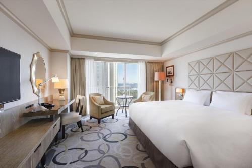 Habitación con cama extragrande del hotel Hilton Tokyo Odaiba. Foto 1