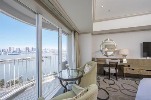 Habitación Superior Deluxe de 40 m² con vistas a la bahía de Tokio - 1 cama extragrande - No fumadores del hotel Hilton Tokyo Odaiba. Foto 2