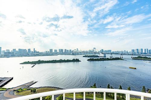 Deluxe Twin Room with Rainbow Bridge View del hotel Hilton Tokyo Odaiba. Foto 1