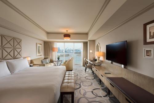 Habitación Executive con cama extragrande del hotel Hilton Tokyo Odaiba. Foto 2