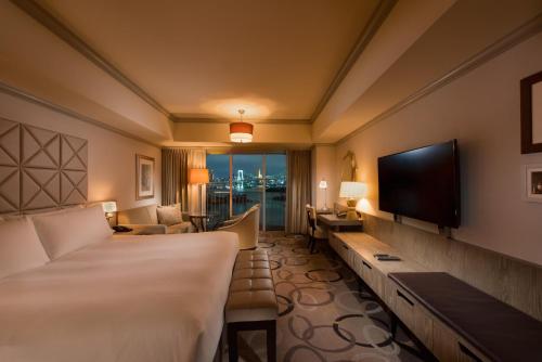 Habitación Executive con cama extragrande del hotel Hilton Tokyo Odaiba. Foto 3