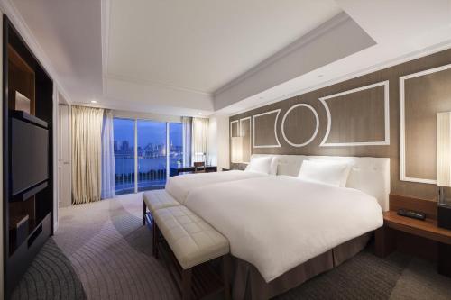Suite de 1 dormitorio con 2 camas individuales del hotel Hilton Tokyo Odaiba. Foto 4