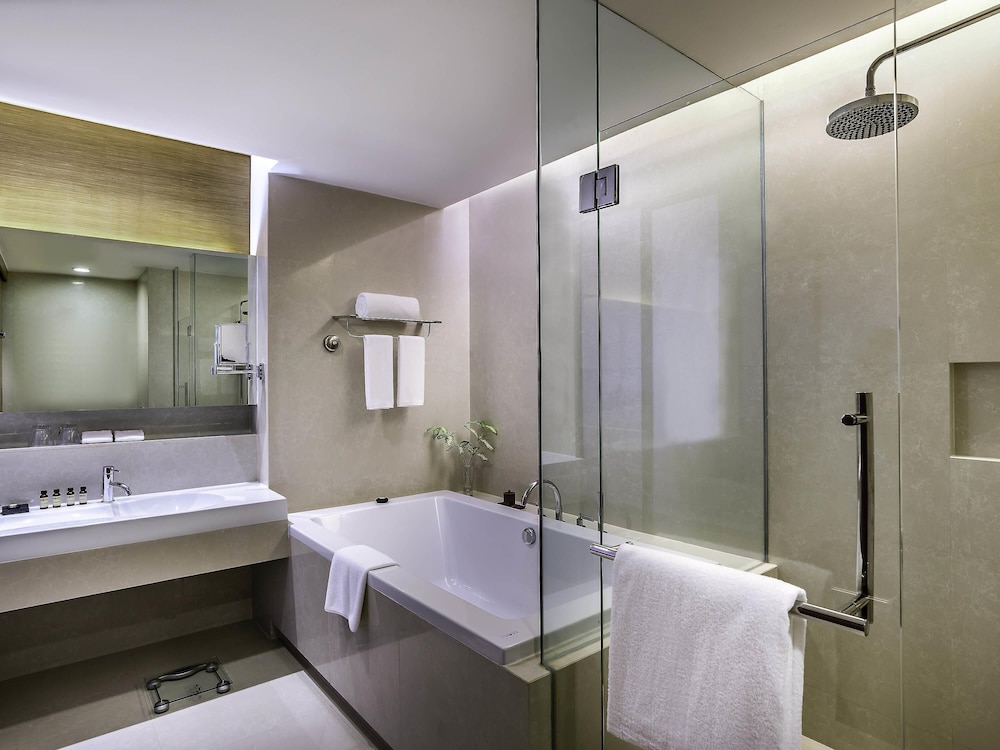 SUITE EJECUTIVA, Acceso al Salón, 1 Cama King Size, Piso Alto del hotel Pullman Bangkok King Power. Foto 4