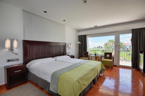 Habitación doble Vista Jardín Balcón o Terraza del hotel Parador De Málaga Golf. Foto 1