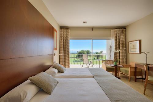 Habitación doble Vista Jardín Balcón o Terraza del hotel Parador De Málaga Golf. Foto 3