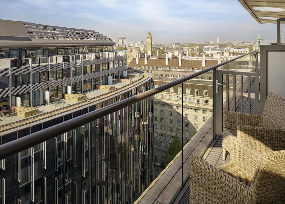 Ático, 1 habitación del hotel Park Plaza County Hall London. Foto 10