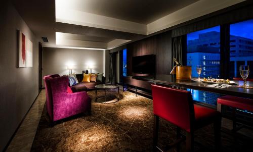 Suite Twin Room Premium Floor - Non - Smoking del hotel Rihga Royal Kyoto. Foto 1