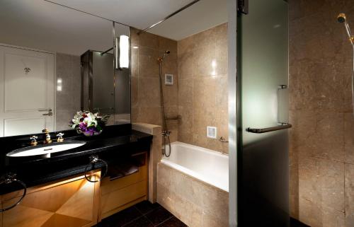 Suite Doble con acceso a la piscina y al centro de fitness - 2 camas - Planta Executive - No fumadores del hotel Rihga Royal Kyoto. Foto 3