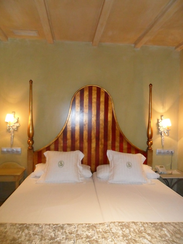 Habitación económica con 2 camas individuales del hotel Sacristía De Santa Ana. Foto 1