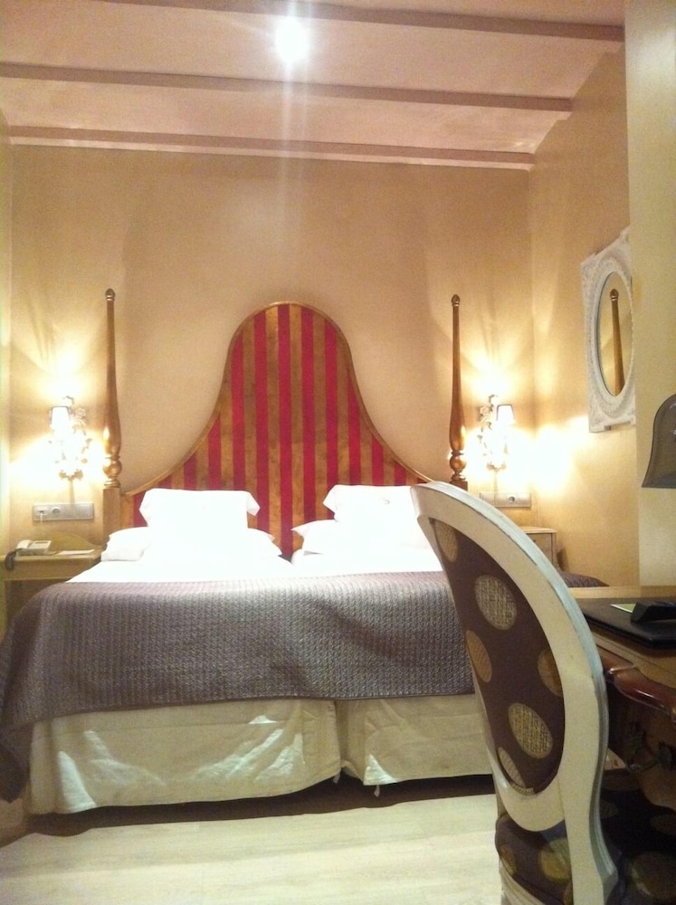 Habitación económica con 2 camas individuales del hotel Sacristía De Santa Ana. Foto 2