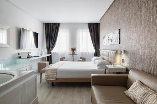 Suite Junior del hotel LHP Napoli Palace and spa. Foto 1