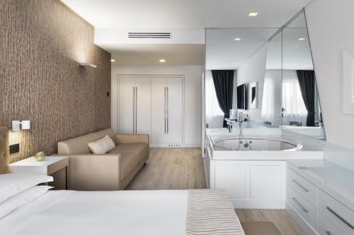 Suite Junior del hotel LHP Napoli Palace and spa. Foto 2
