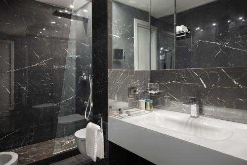 Suite con bañera de hidromasaje - Cama extragrande del hotel LHP Napoli Palace and spa. Foto 1