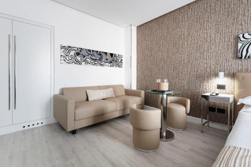 Suite Junior con terraza del hotel LHP Napoli Palace and spa. Foto 1