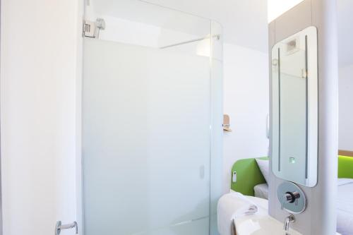 Habitación Doble Estándar - 2 camas del hotel Ibis Budget Makassar Airport