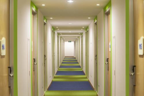 Habitación Doble Estándar - 2 camas del hotel Ibis Budget Makassar Airport. Foto 1