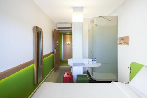 Habitación Estándar - 1 cama grande del hotel Ibis Budget Makassar Airport. Foto 2