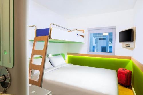 Habitación Doble Estándar con litera del hotel Ibis Budget Makassar Airport. Foto 1
