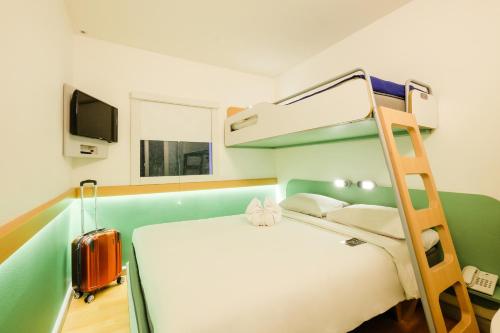 Habitación Doble Estándar con litera del hotel Ibis Budget Makassar Airport. Foto 2