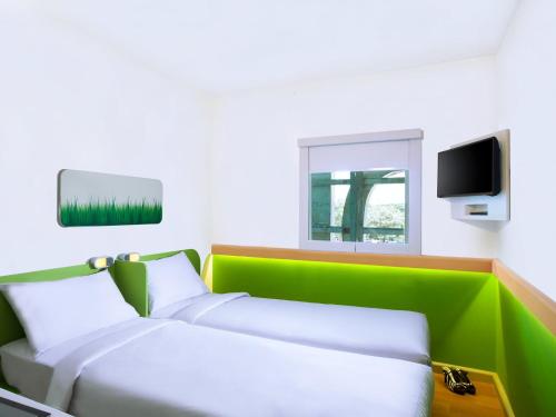 Habitación Doble Estándar - 2 camas del hotel Ibis Budget Makassar Airport. Foto 2