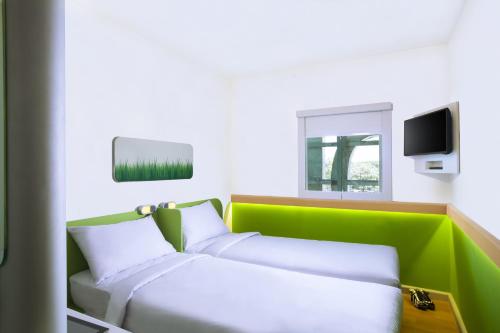 Habitación Doble Estándar - 2 camas del hotel Ibis Budget Makassar Airport. Foto 5