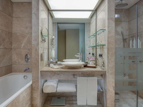 Habitación Swiss Executive King Ciudad del hotel Swissotel Buyuk Efes Izmir. Foto 3